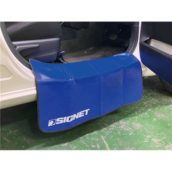 SIGNET シグネット スカッフプレートカバー 640×450mm 滑り止め付 自動車保護用 99976