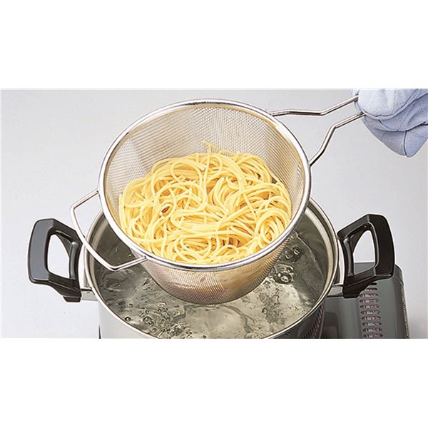 ステンレス ざる/調理器具 【18cm】 取っ手付き 日本製 シェイプライン 共柄 パスタストレーナー 〔キッチン 台所〕